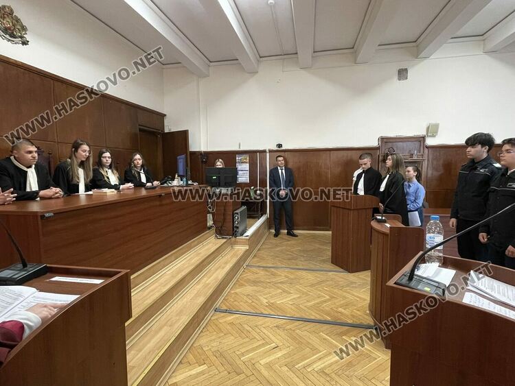 Ученици от ПГДС &bdquo;Цар Иван Асен II&ldquo; поеха управлението на Съдебната палата в Хасково