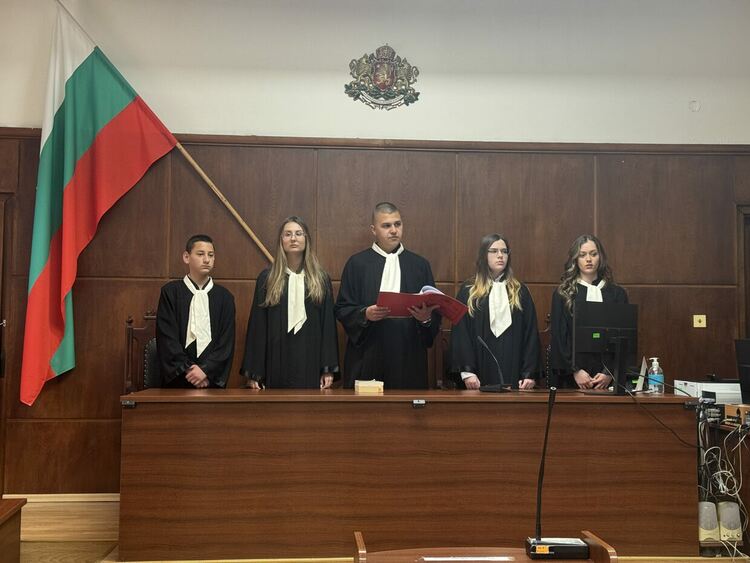 Ученици от ПГДС &bdquo;Цар Иван Асен II&ldquo; поеха управлението на Съдебната палата в Хасково
