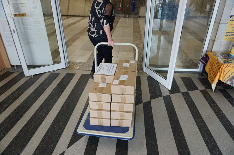 Доставиха последните 114 ролки за машинно гласуване в Хасково