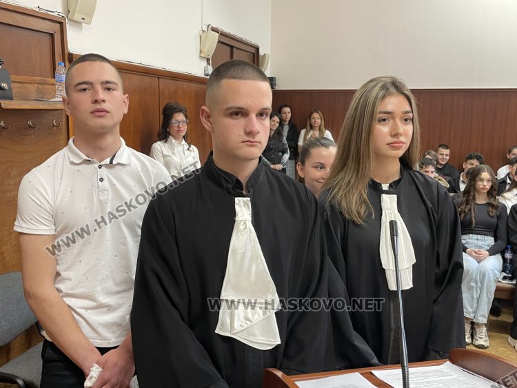 Ученици от ПГДС &bdquo;Цар Иван Асен II&ldquo; поеха управлението на Съдебната палата в Хасково