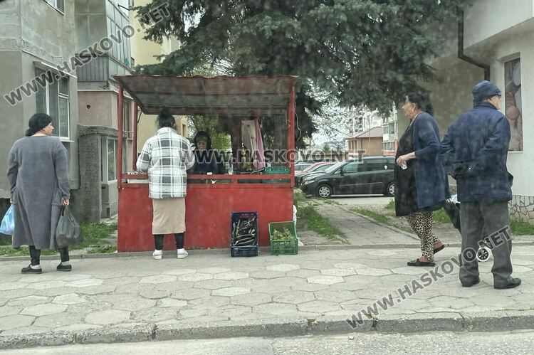 Търговска маса на улица &bdquo;Дунав&ldquo;, намираща се близо до санкционираната