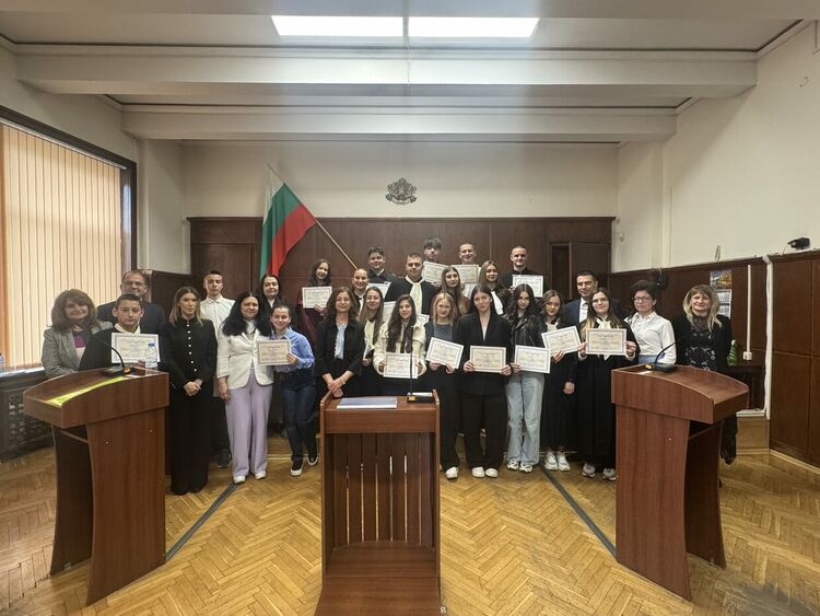Ученици от ПГДС &bdquo;Цар Иван Асен II&ldquo; поеха управлението на Съдебната палата в Хасково