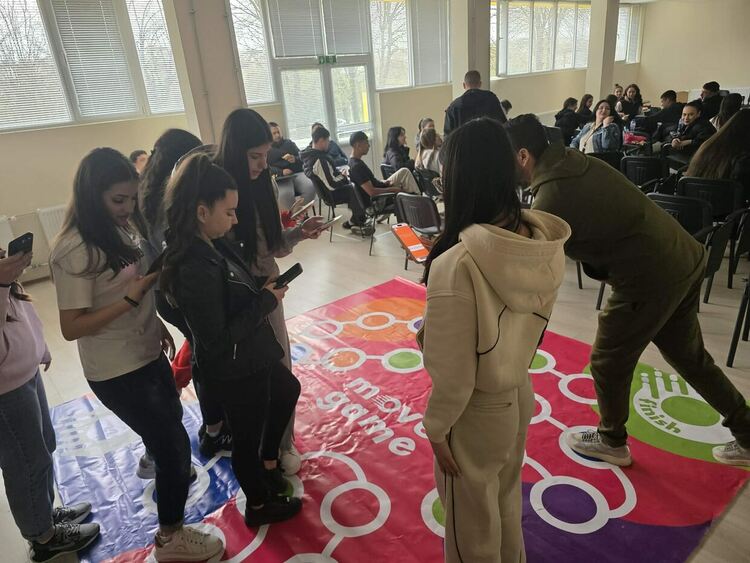 Бъдещи счетоводители и финансисти преобразяват училищния двор на ФСГ&nbsp;&ndash; Хасково с иновативната игра MoveGame