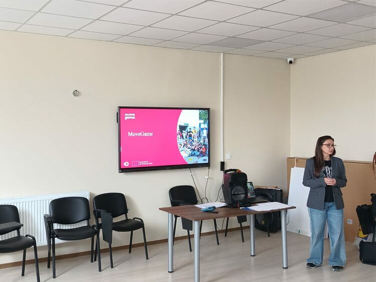 Бъдещи счетоводители и финансисти преобразяват училищния двор на ФСГ&nbsp;&ndash; Хасково с иновативната игра MoveGame