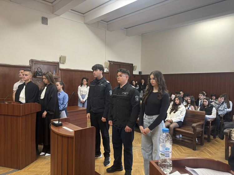 Ученици от ПГДС &bdquo;Цар Иван Асен II&ldquo; поеха управлението на Съдебната палата в Хасково
