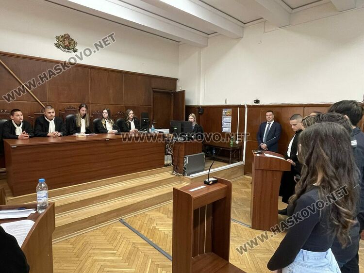 Ученици от ПГДС &bdquo;Цар Иван Асен II&ldquo; поеха управлението на Съдебната палата в Хасково