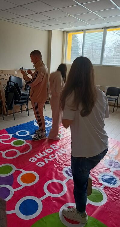 Бъдещи счетоводители и финансисти преобразяват училищния двор на ФСГ&nbsp;&ndash; Хасково с иновативната игра MoveGame