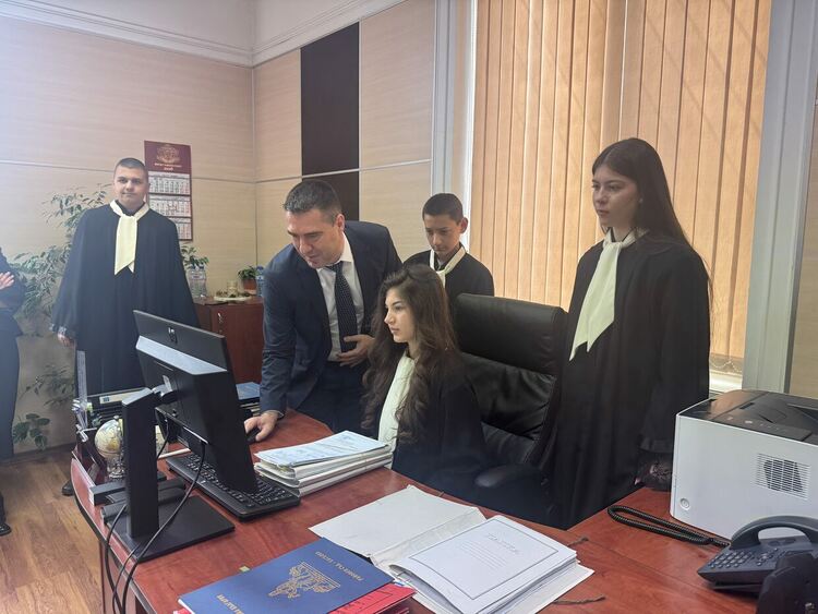 Ученици от ПГДС &bdquo;Цар Иван Асен II&ldquo; поеха управлението на Съдебната палата в Хасково