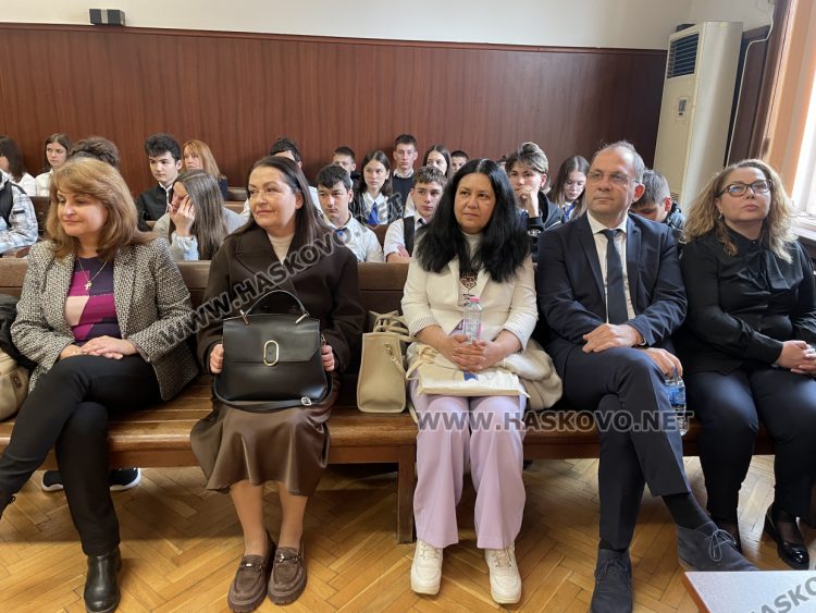 Ученици от ПГДС &bdquo;Цар Иван Асен II&ldquo; поеха управлението на Съдебната палата в Хасково