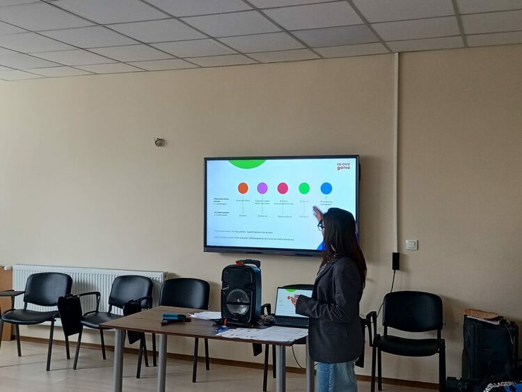 Бъдещи счетоводители и финансисти преобразяват училищния двор на ФСГ&nbsp;&ndash; Хасково с иновативната игра MoveGame