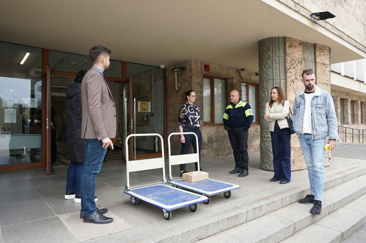 Доставиха последните 114 ролки за машинно гласуване в Хасково