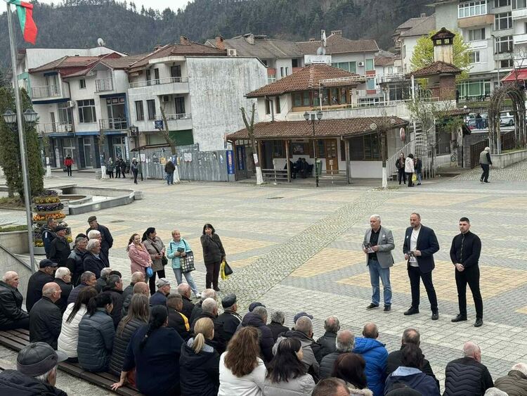 Жители на Неделино поискаха справедливост, подкрепа за поминъка и край на корупцията на среща с кандидатите на &bdquo;Прогресивна България&ldquo; от 22 МИР - Смолян