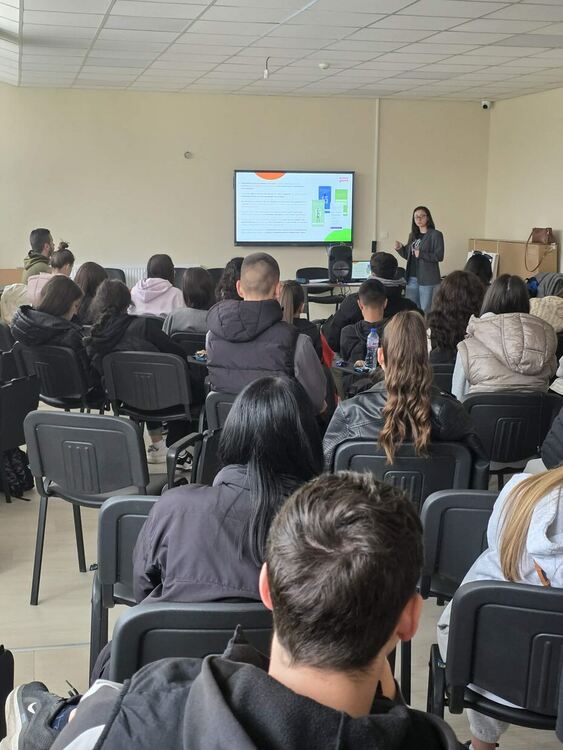 Бъдещи счетоводители и финансисти преобразяват училищния двор на ФСГ&nbsp;&ndash; Хасково с иновативната игра MoveGame