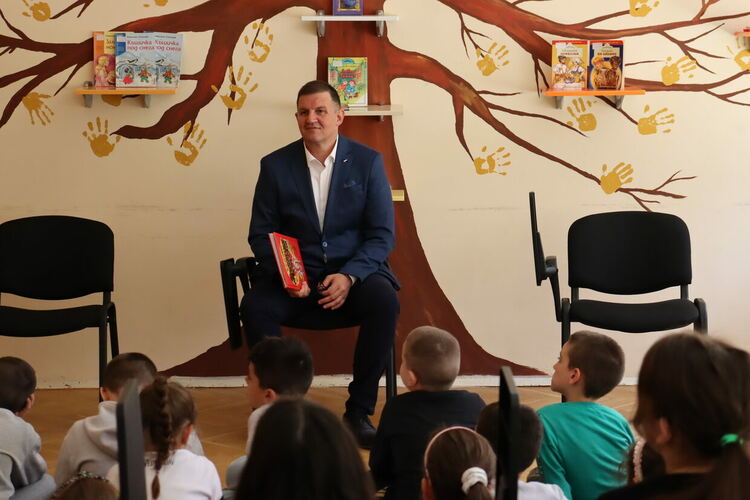 Първокласници от ОУ &bdquo;Любен Каравелов&ldquo; четоха приказки заедно с кмета Станислав Дечев