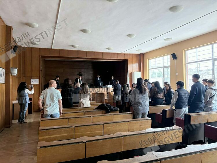 Окръжният съд в Кърджали отбеляза Деня на българската Конституция с Ден на отворените врати и пресъздаване на съдебен процес от ученици