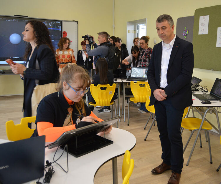 Областният управител участва в откриването на STEM център в СУ"Отец Паисий"