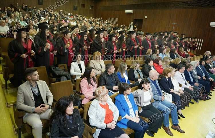 52 бакалаври получиха тържествено дипломите си във филиала на Тракийския университет