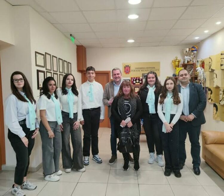 Ученици от 7. &bdquo;в&ldquo; клас на 11-то ОУ &bdquo;Елин Пелин&ldquo; посетиха кмета на Община Перник Станислав Владимиров