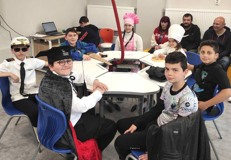 Петокласници от ОУ &bdquo;Христо Смирненски&ldquo; превърнаха урока по математика в телевизионно шоу на мечтаните професии