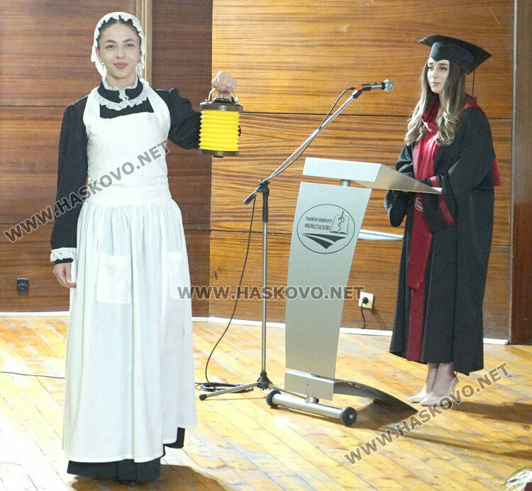 52 бакалаври получиха тържествено дипломите си във филиала на Тракийския университет