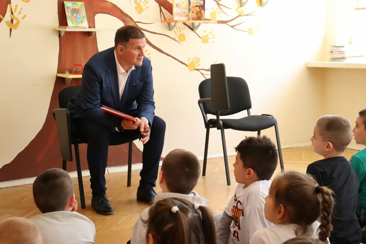 Първокласници от ОУ &bdquo;Любен Каравелов&ldquo; четоха приказки заедно с кмета Станислав Дечев