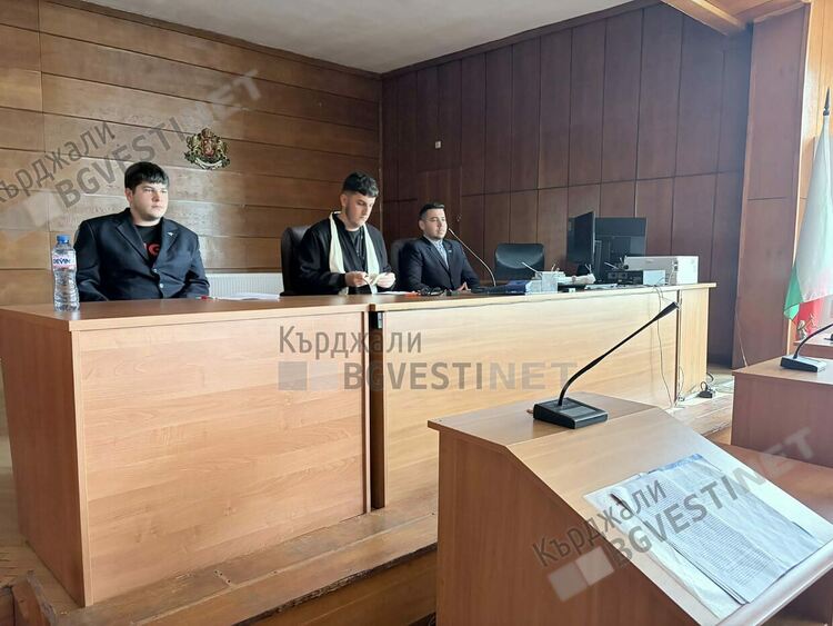 Окръжният съд в Кърджали отбеляза Деня на българската Конституция с Ден на отворените врати и пресъздаване на съдебен процес от ученици