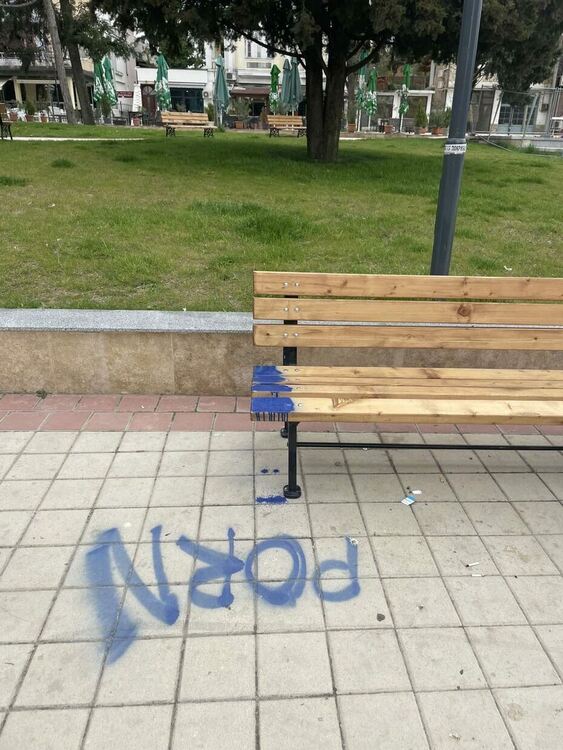 Вандали посегнаха на центъра на Харманли, Общината търси финансова отговорност от извършителите