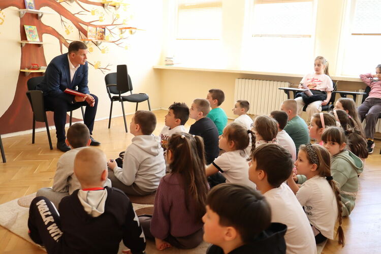Първокласници от ОУ &bdquo;Любен Каравелов&ldquo; четоха приказки заедно с кмета Станислав Дечев