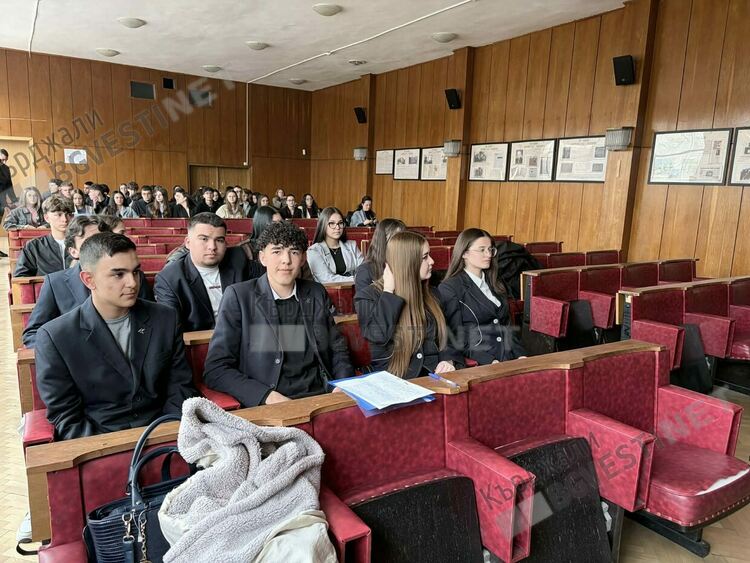 Окръжният съд в Кърджали отбеляза Деня на българската Конституция с Ден на отворените врати и пресъздаване на съдебен процес от ученици