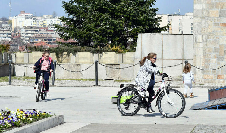 Слънчево на Север, облаци и дъжд на Юг