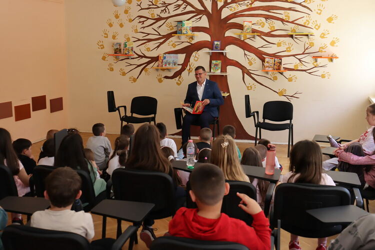 Първокласници от ОУ &bdquo;Любен Каравелов&ldquo; четоха приказки заедно с кмета Станислав Дечев