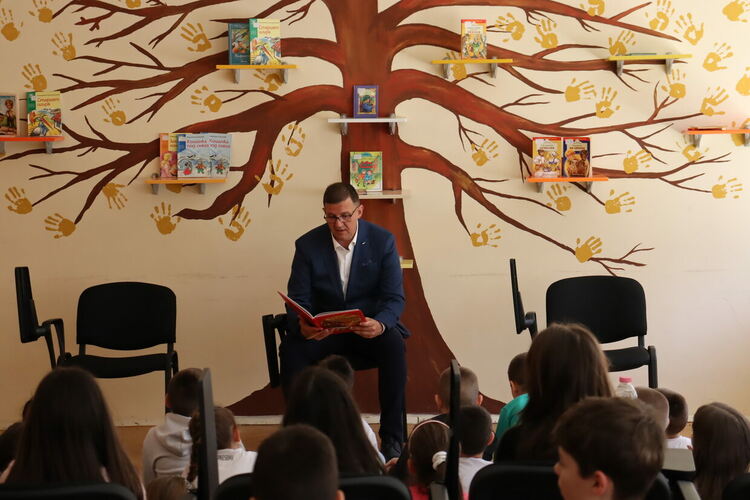 Първокласници от ОУ &bdquo;Любен Каравелов&ldquo; четоха приказки заедно с кмета Станислав Дечев