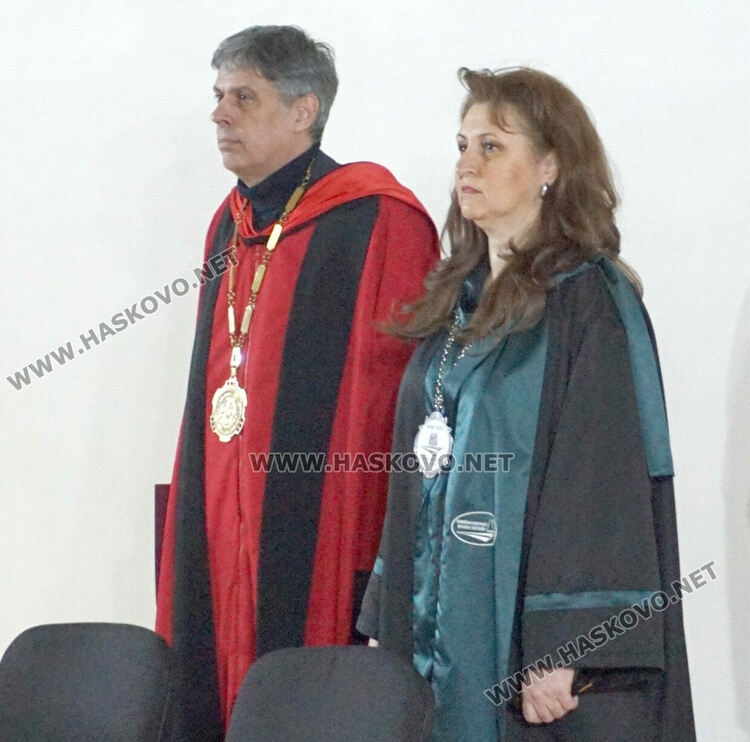 52 бакалаври получиха тържествено дипломите си във филиала на Тракийския университет