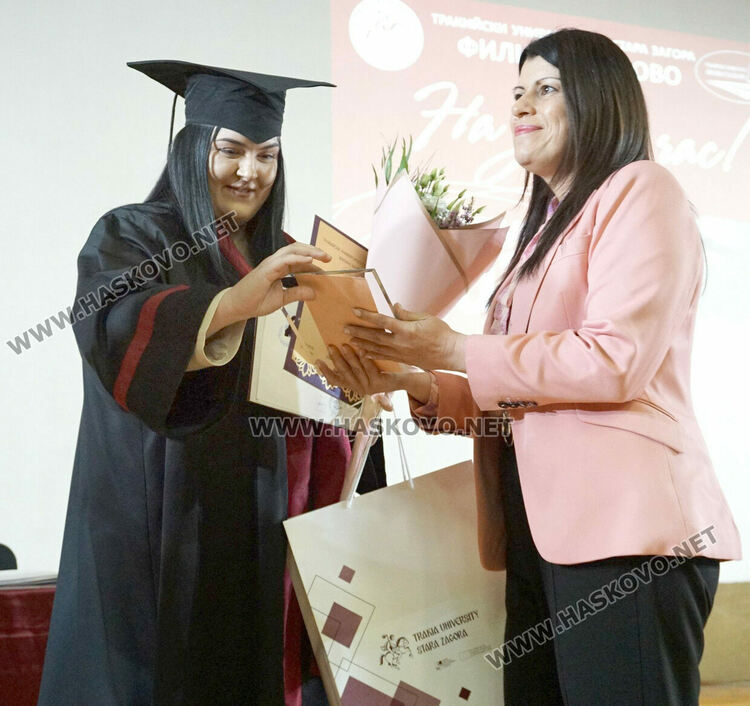52 бакалаври получиха тържествено дипломите си във филиала на Тракийския университет