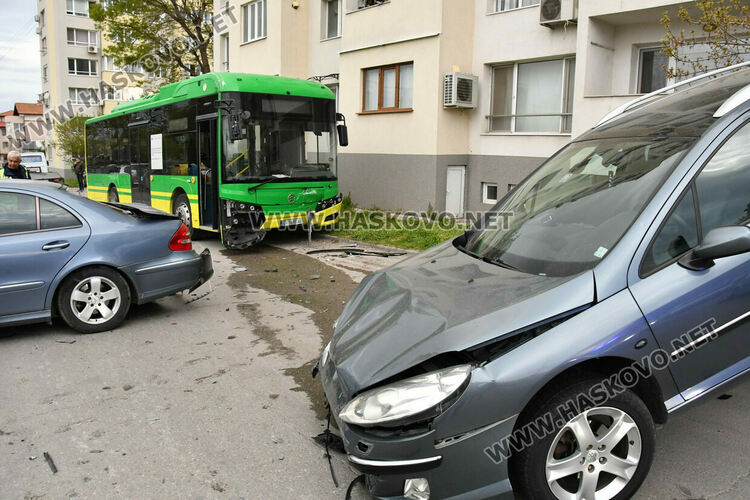 Електроавтобус помете три паркирани коли, няма пострадали