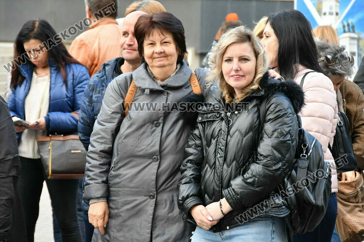 Раздават изборните книжа и бюлетини на СИК в Община Хасково