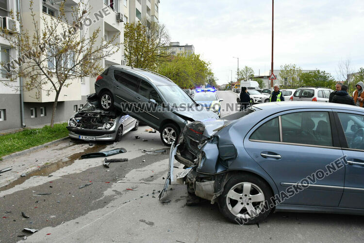 Електроавтобус помете три паркирани коли, няма пострадали