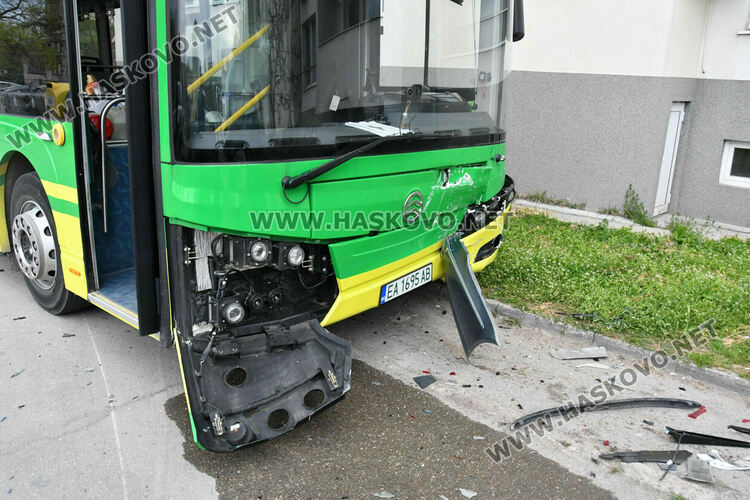 Електроавтобус помете три паркирани коли, няма пострадали