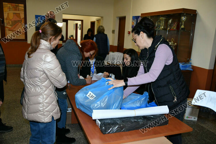 Раздават изборните книжа и бюлетини на СИК в Община Хасково