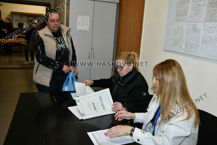 Раздават изборните книжа и бюлетини на СИК в Община Хасково