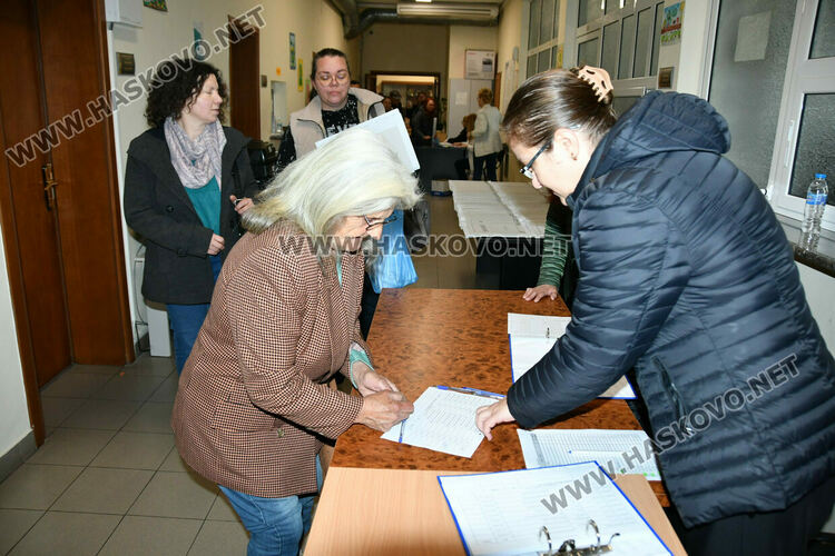 Раздават изборните книжа и бюлетини на СИК в Община Хасково