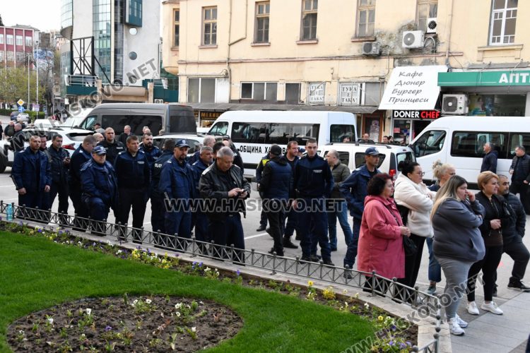 Раздават изборните книжа и бюлетини на СИК в Община Хасково