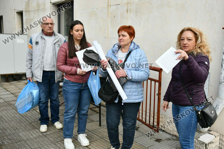 Раздават изборните книжа и бюлетини на СИК в Община Хасково