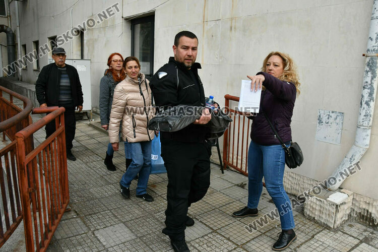 Раздават изборните книжа и бюлетини на СИК в Община Хасково