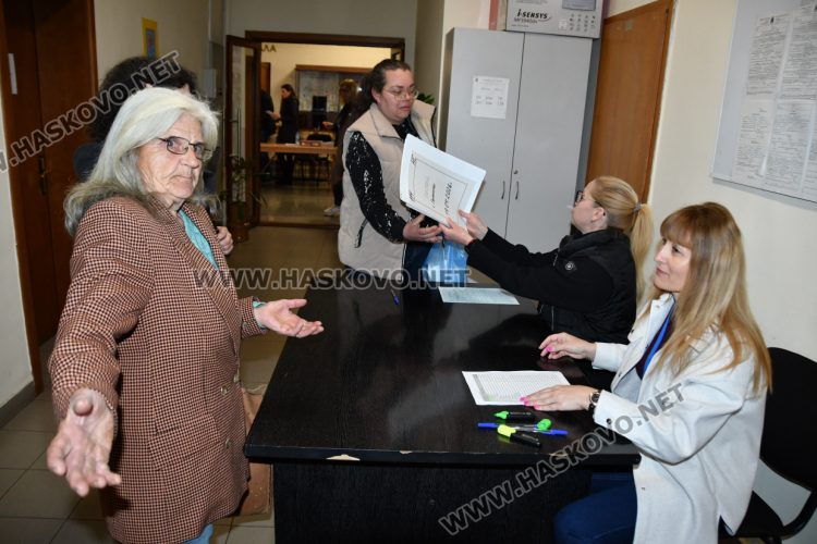 Раздават изборните книжа и бюлетини на СИК в Община Хасково