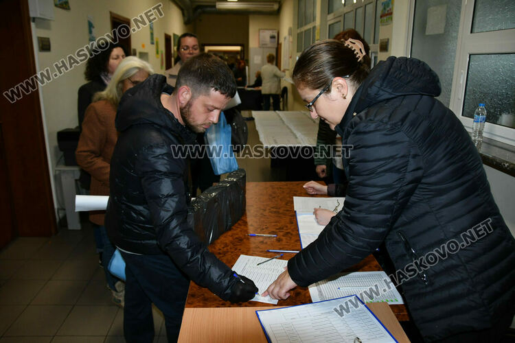 Раздават изборните книжа и бюлетини на СИК в Община Хасково