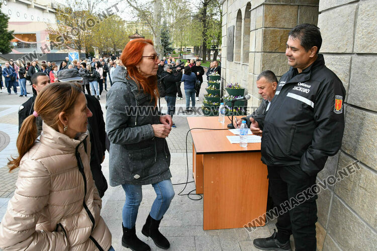Раздават изборните книжа и бюлетини на СИК в Община Хасково