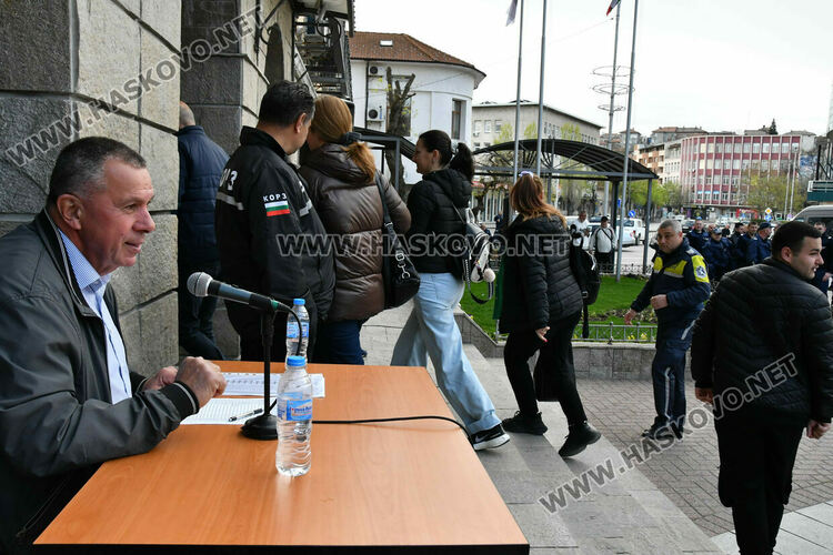 Раздават изборните книжа и бюлетини на СИК в Община Хасково