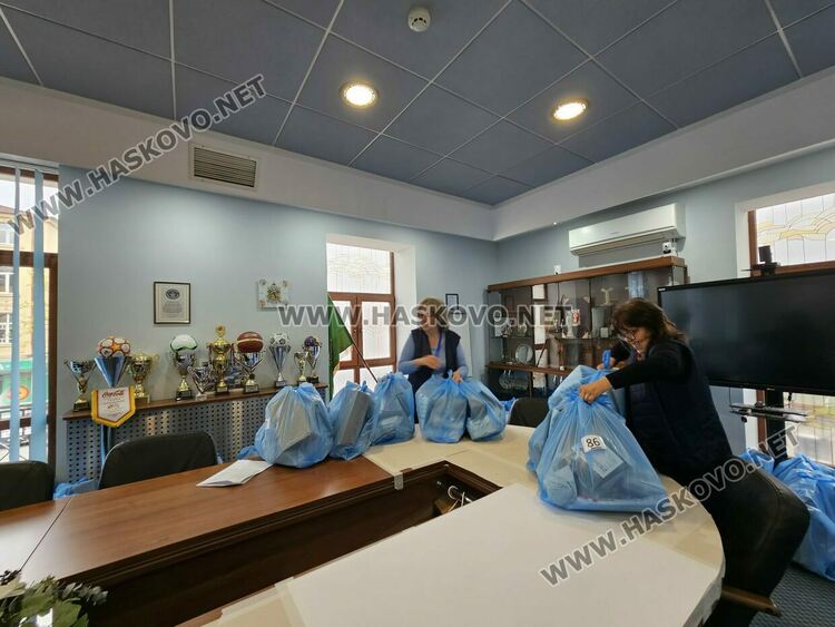 Раздават изборните книжа и бюлетини на СИК в Община Хасково