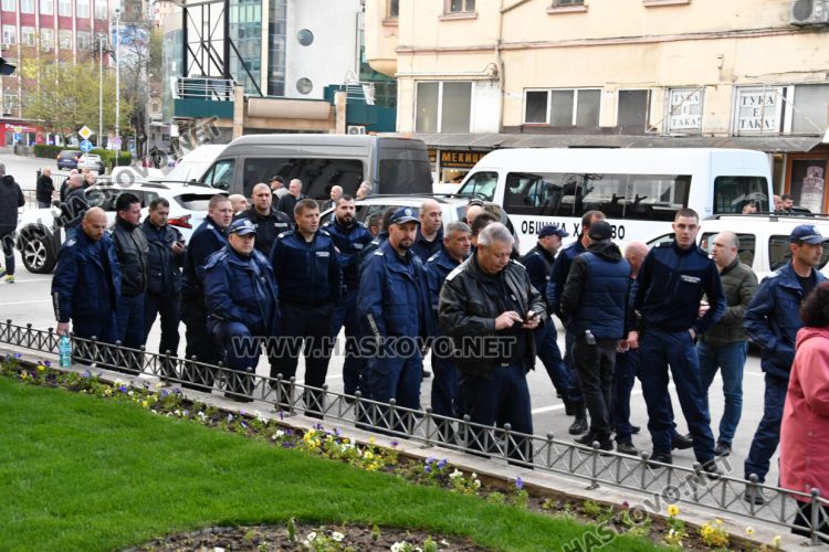 Раздават изборните книжа и бюлетини на СИК в Община Хасково